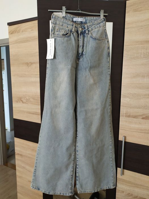 Джинси з прорізами