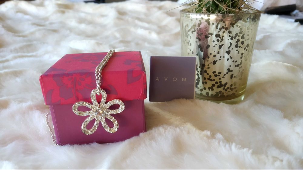 Colar da Avon em forma de flôr, com pedras brilhantes.Novo