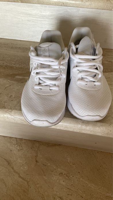 Найк білі красовки.