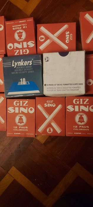 17 caixas de 12 giz de 12 cores diferentes.  Novos. Vejam fotos elucid