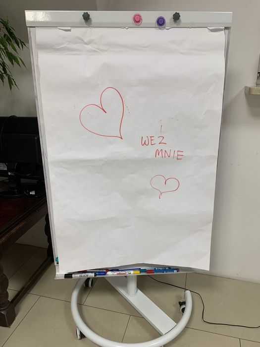 Tablica magnetyczna flipchart na kółkach