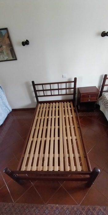 2 camas solteiro e mesinha