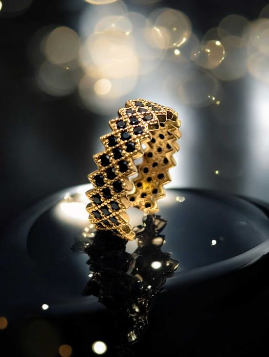 Złoty pierścionek 585 z czarnymi kamieniami – elegancja i charakter