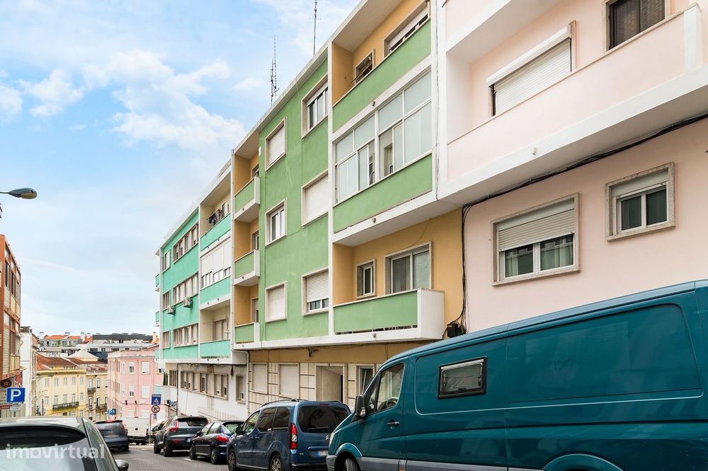 T2 em Arroios com Elevado Potencial | Ideal para Investimento ou Remod