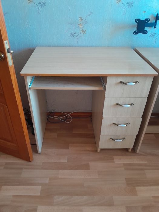 Продам писменный стол 2 шт.цвет орех.