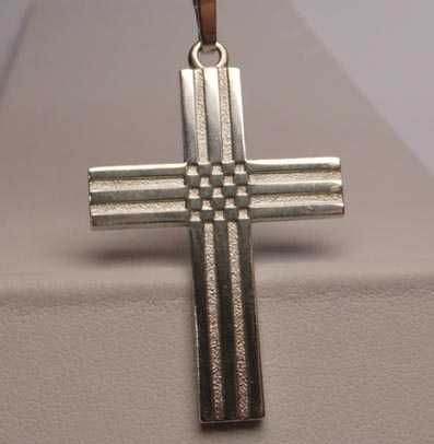 Srebrna zawieszka krzyżyk ciekawy wzór