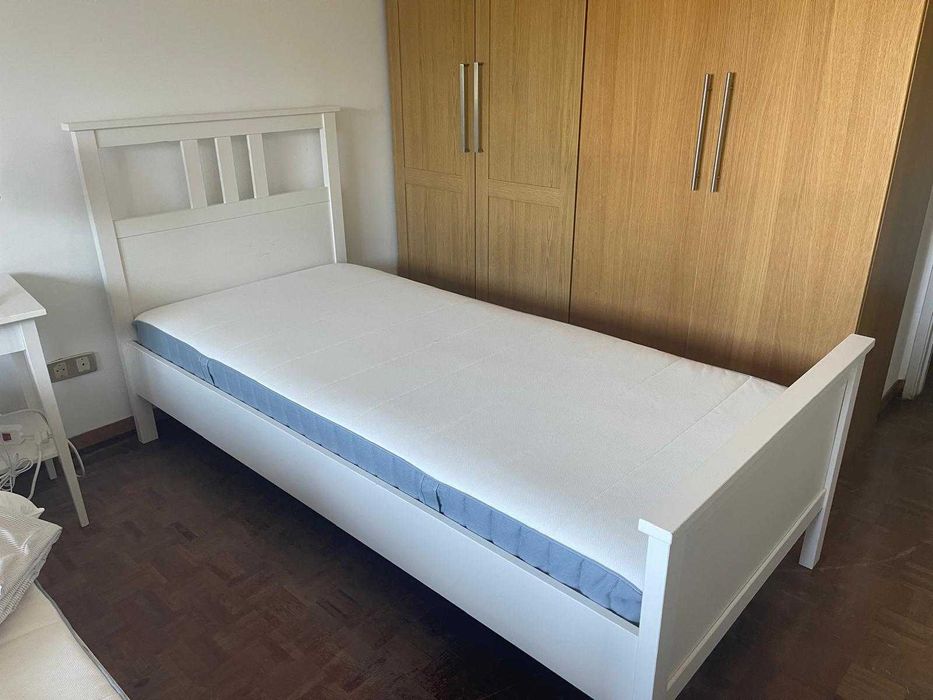 Cama, estrado, colchão e mesa de cabeceira HEMNES IKEA