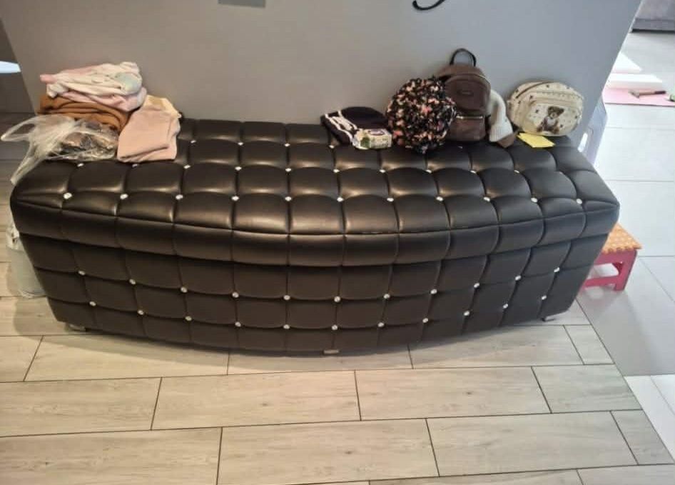 Duża czarna skórzana  pufa z kryształkami