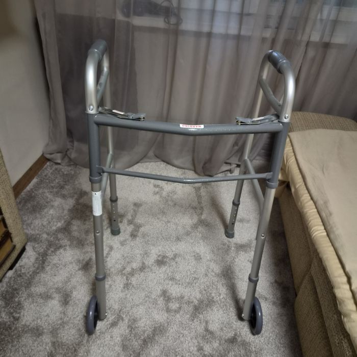 Ходунки на колесах складні
