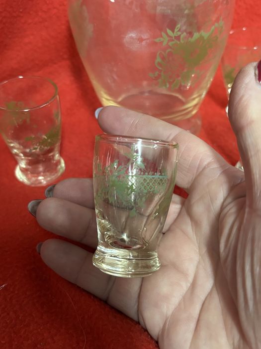 Garrafa antiga com copos