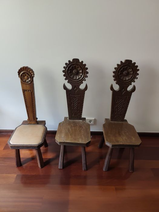 Trio de cadeiras antigas em madeira entalhada