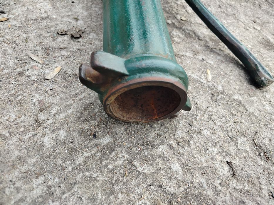 Stara pompa do ogrodu