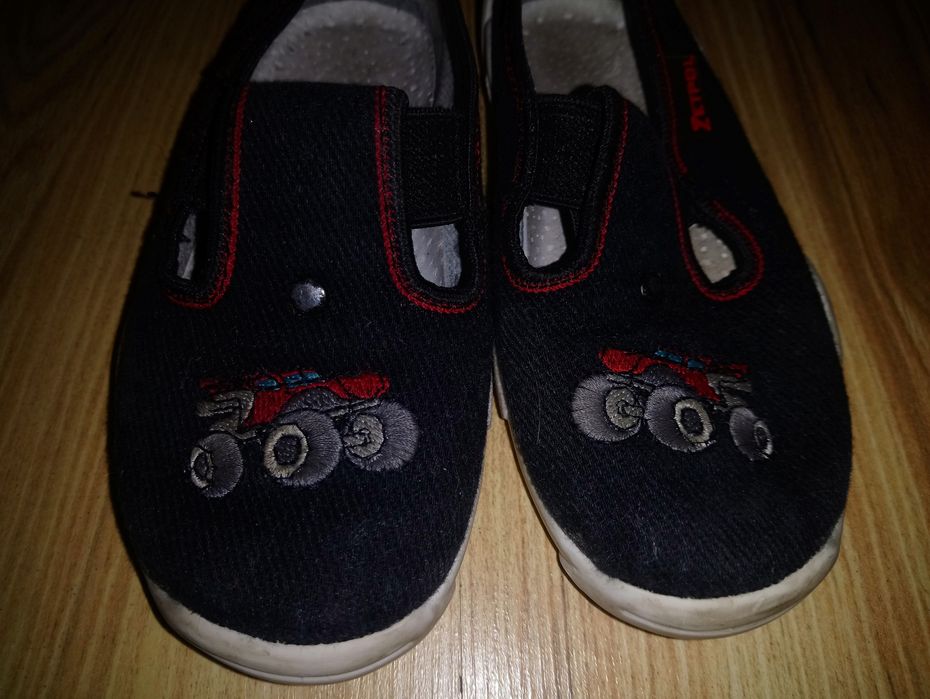 Kapcie/tenisowki/buty do przedszkola r.26