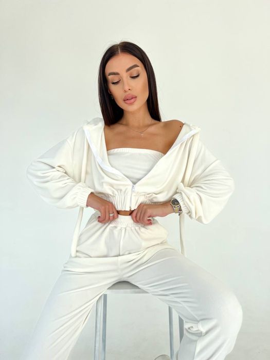 Крутий весняний костюм