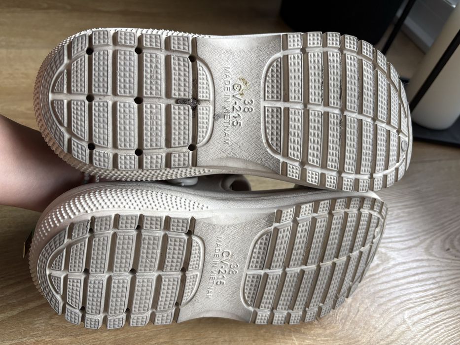Sandałki beżowe 37 typu Crocs
