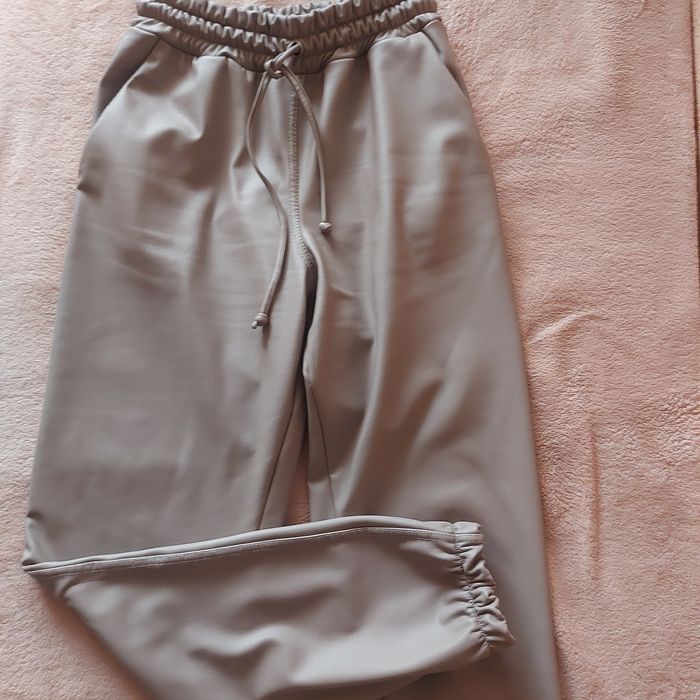 Кожаные брюки капучино на флисе