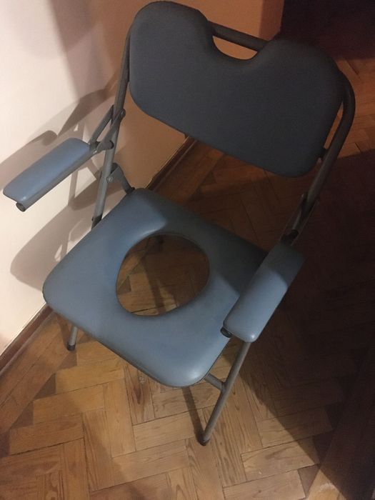 Cadeira sanitária dobrável