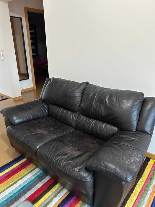 Sofá de 2 lugares em pele castanho escuro