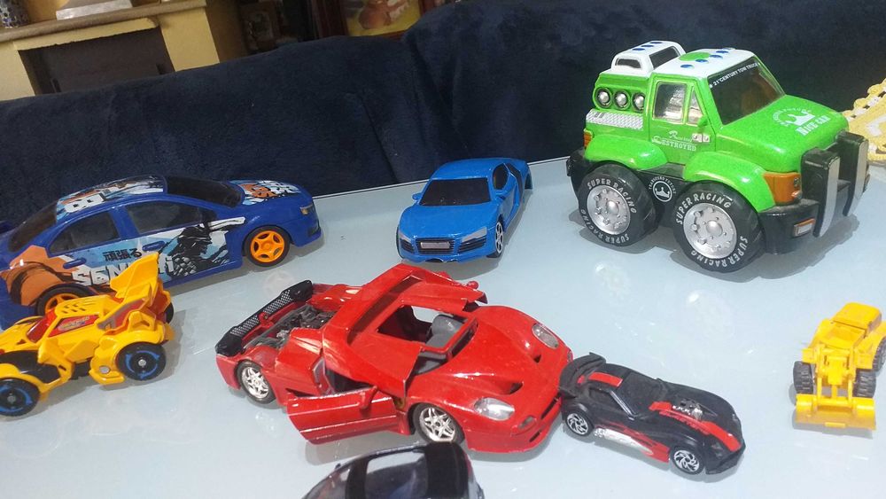 Lote de 50carrinhos uns em ferro outros em plástico