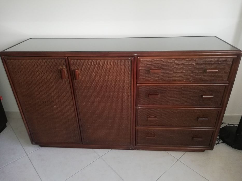 Lindíssimo aparador em bambu castanho envernizado de origem.