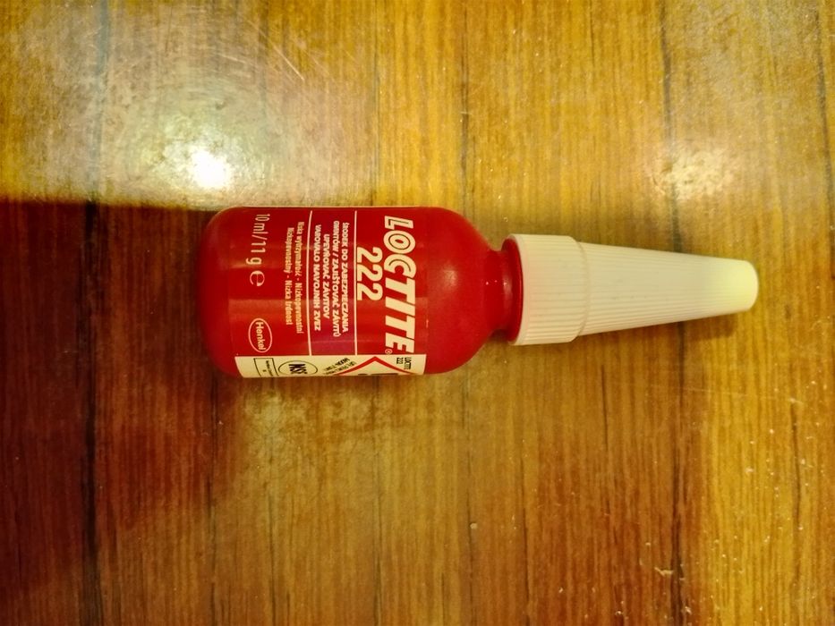 Loctite 222 do zabezpieczenia gwintów.