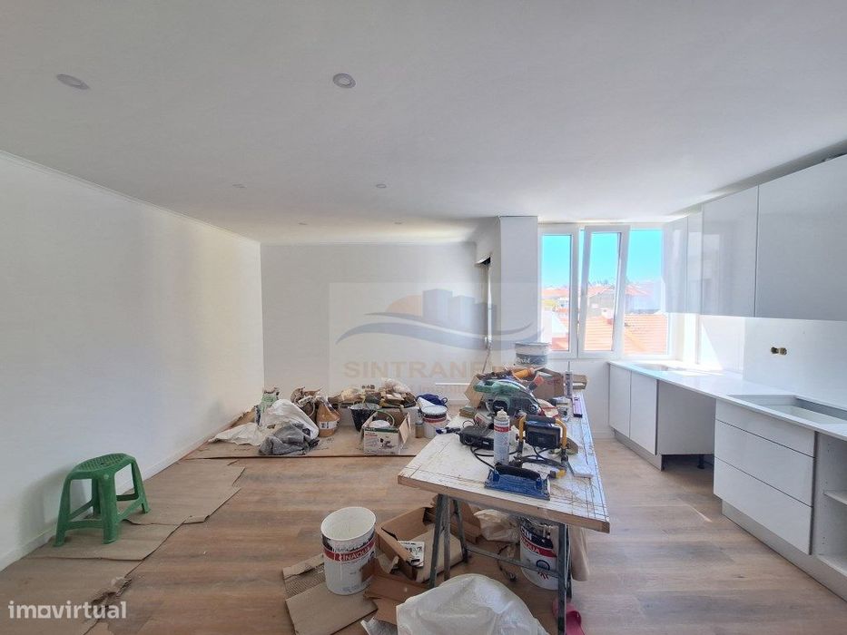T2 em remodelação total, edifício e fracções como novos.