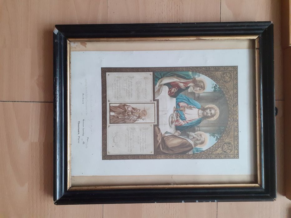 Pamiątka komunii świętej  1902 r w ramie za szybą .