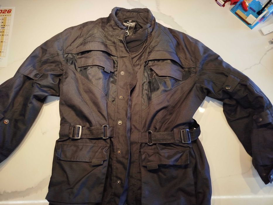 Casacos de mota Sweep, Casa das Peles