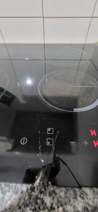 Placa vitrocerâmica Zanussi (vidro partido)