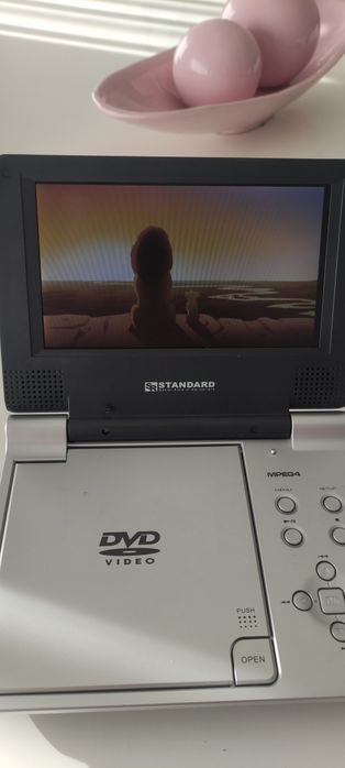 Mini DVD portátil em excelente estado e a funcionar perfeitamente.64564211792001123