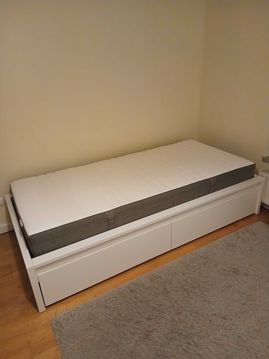 Cama individual Ikea Malm com 2 Gavetões e Colchão Hovag 90x200 cm