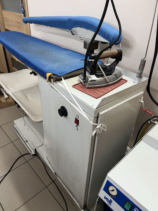 Stół prasowalniczy z wytwornicą