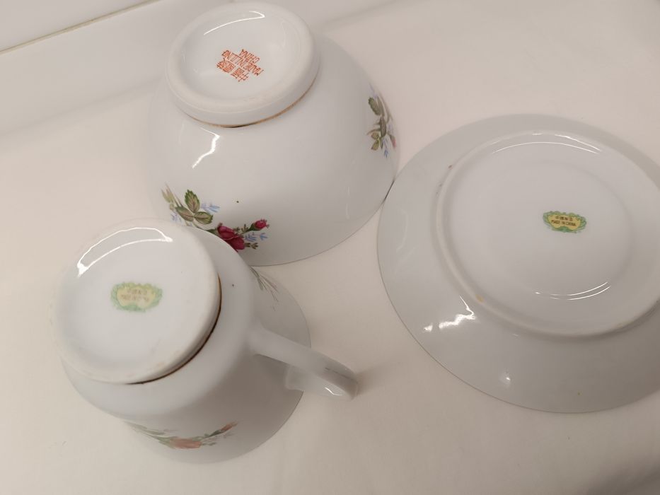 Conjunto Porcelana Antigo. Chávena, Pires e Tigela