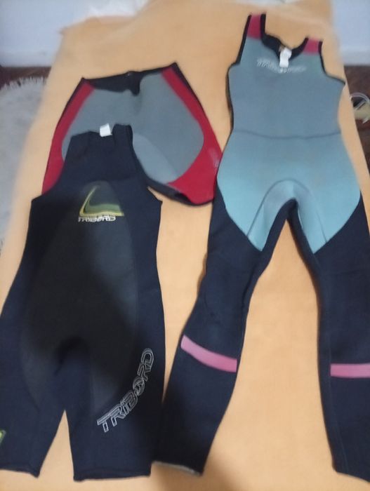 Conjunto de fatos e calções de mar.