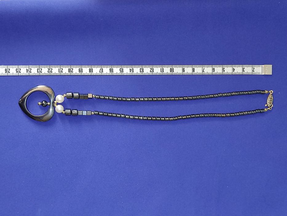 Stary naszyjnik z hematytami i perłami vintage