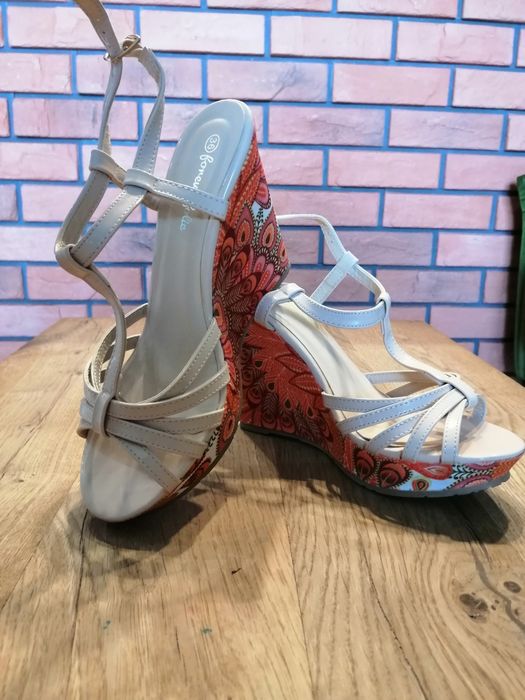 Nowe buty na koturnie