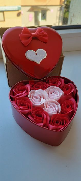Набір з Мильних Троянд у Подарунковій коробці