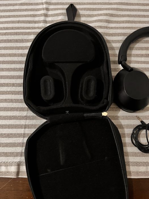 Fones Sony WH-1000XM5 com bolsa e cabos