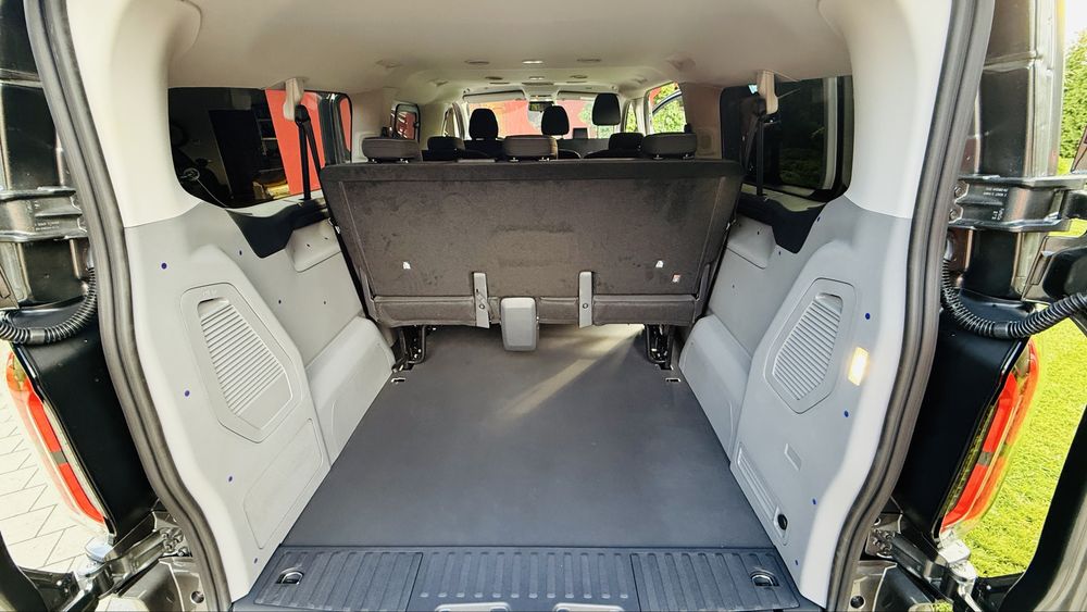 Wynajem busów FORD Custom 2.0L Ecoblue 2025r. automat. 9 osobowy, LED