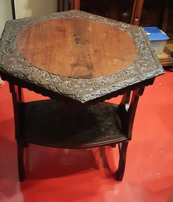 Mesa de madeira antiga talhada.