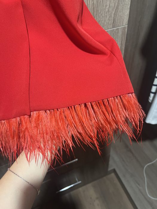Червона сукня з пірям натуральним піджак жакет новорічна святкова