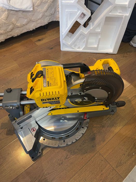 DEWALT DHS780N / Акумуляторна торцювальна пила з протяжкою