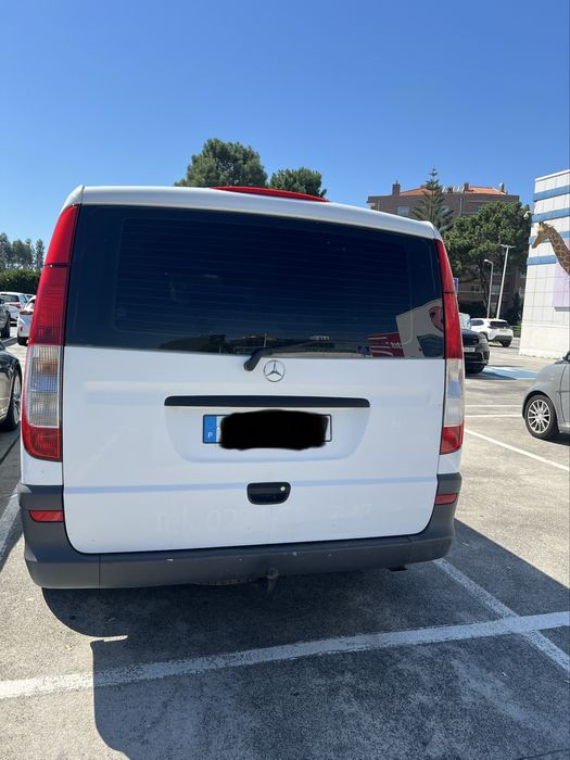 Vendo Mercedes-Benz Vito, furgão comercial, em cor branca.
