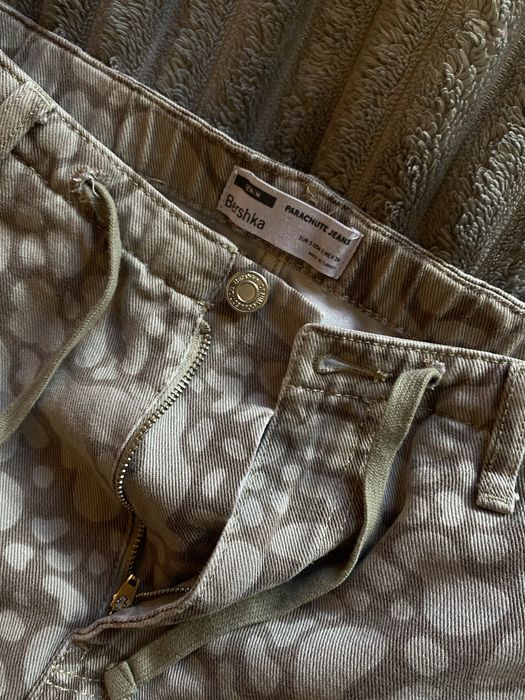 Штани Bershka з оригінальним принтом
