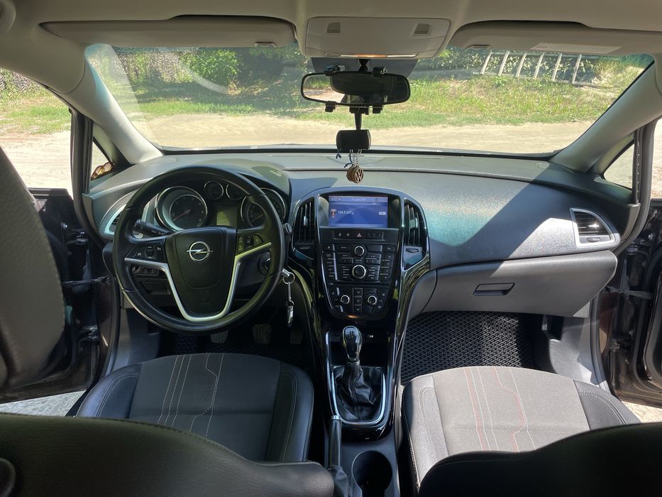 ТЕРМІНОВИЙ ПРОДАЖ Opel Astra j 2012 рік 1.3
