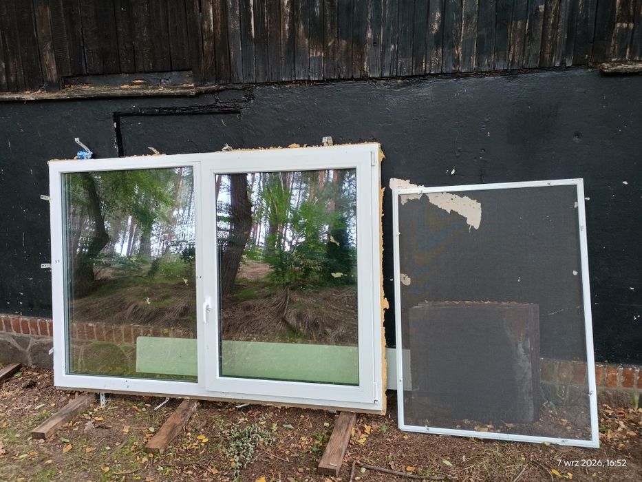 Okno veka z siatką na komary , parapet zewnetrzny