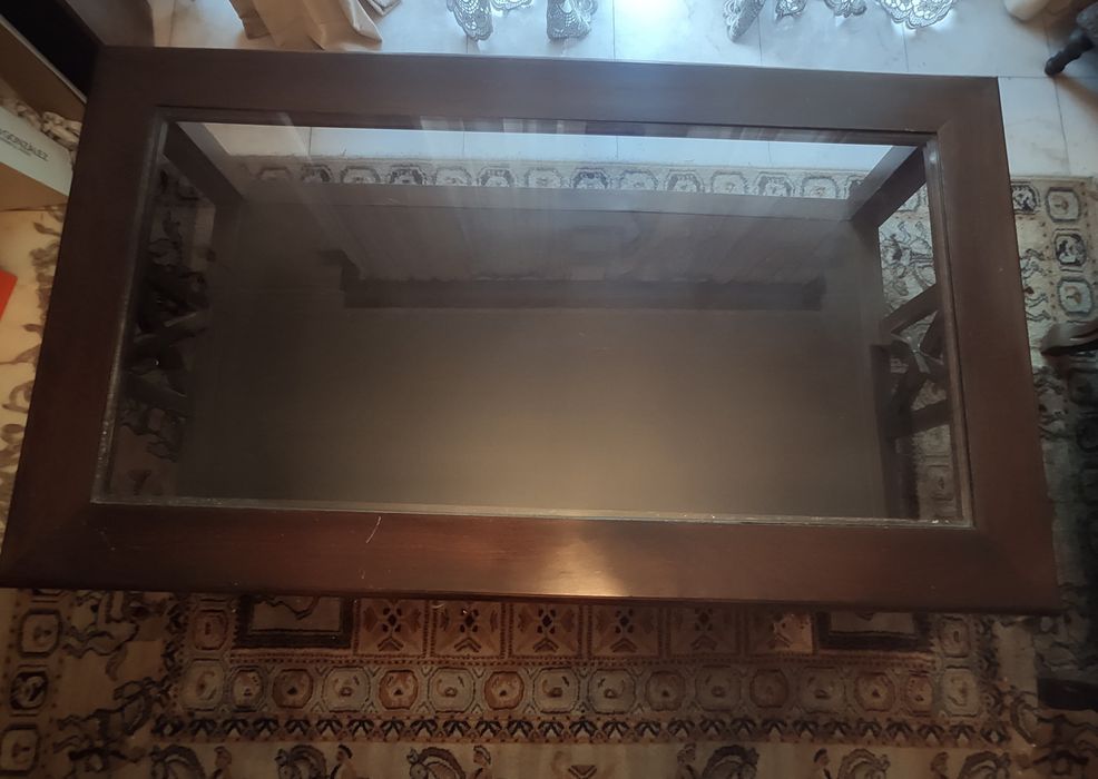 Mesa de centro com tampo de vidro