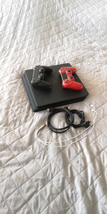 PS4 Slim + 2 oryginalne pady – bardzo mało używana