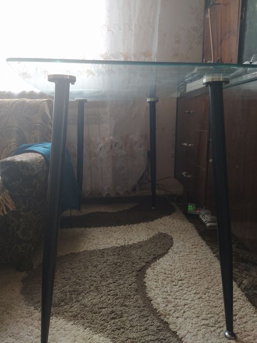 Продам стеклянный стол