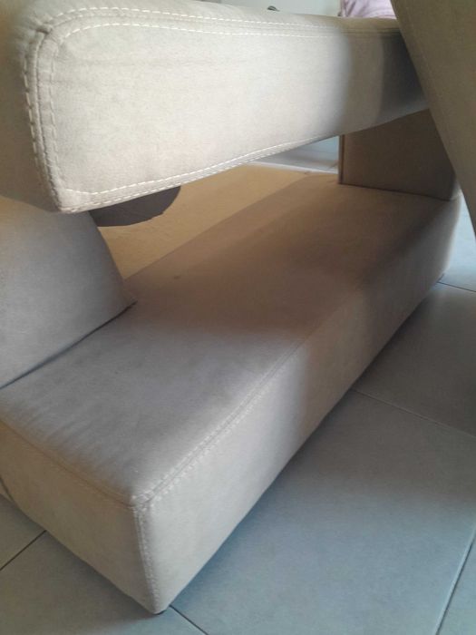 Sofá bege de 3 lugares